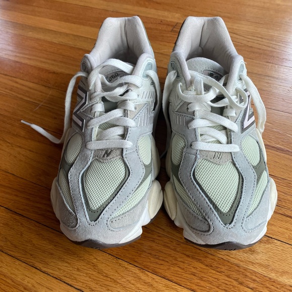New Balance 9060 | 8.5 womens - Picture 2 of 4